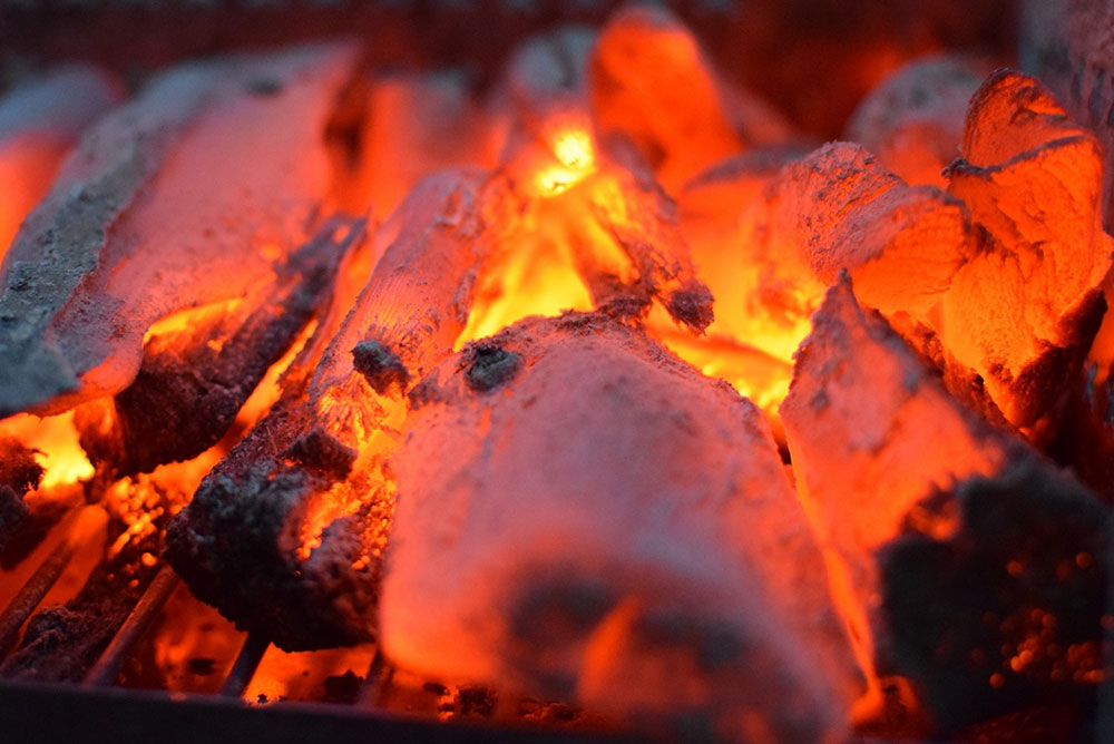 燃焼中の備長炭