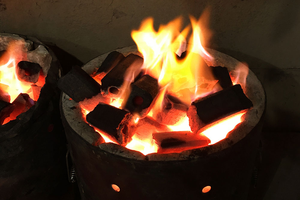 什麼是鋸末木炭？了解它的特點、用途以及適合使用它的餐廳！
